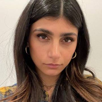 MIRA: Mia Khalifa poso recostada de espaldas con una mini bikini blanca